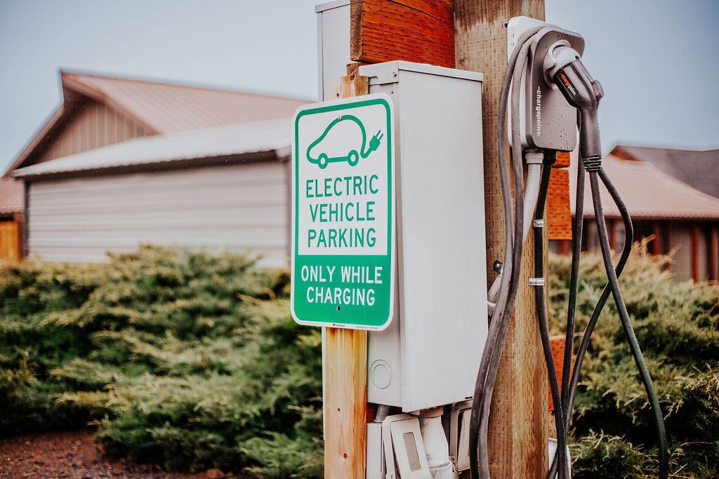 Estación de carga para vehículos eléctricos, con un cartel que indica que es solo para estacionamiento de vehículos eléctricos durante la carga.