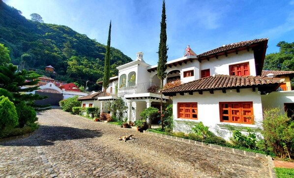 Front of property - Casa Buho B&B (Antigua Guatemala)