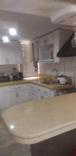 Fridge, microwave, oven, stovetop - Apartment in San Carlo, Quito (Quito)