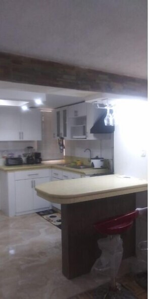 Fridge, microwave, oven, stovetop - Apartment in San Carlo, Quito  (Quito)