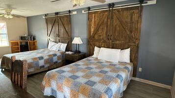 Muebles diferentes, escritorio y tabla de planchar con plancha