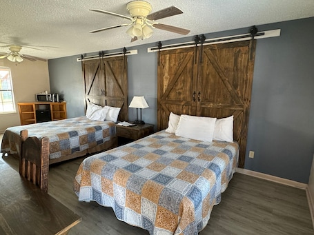 家庭双人房 | 特色家居、办公桌、熨斗/熨衣板