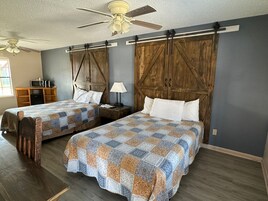 Muebles diferentes, escritorio y tabla de planchar con plancha 