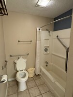 Secador de pelo, toallas, jabón, shampoo