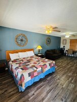 Muebles diferentes, escritorio y tabla de planchar con plancha 