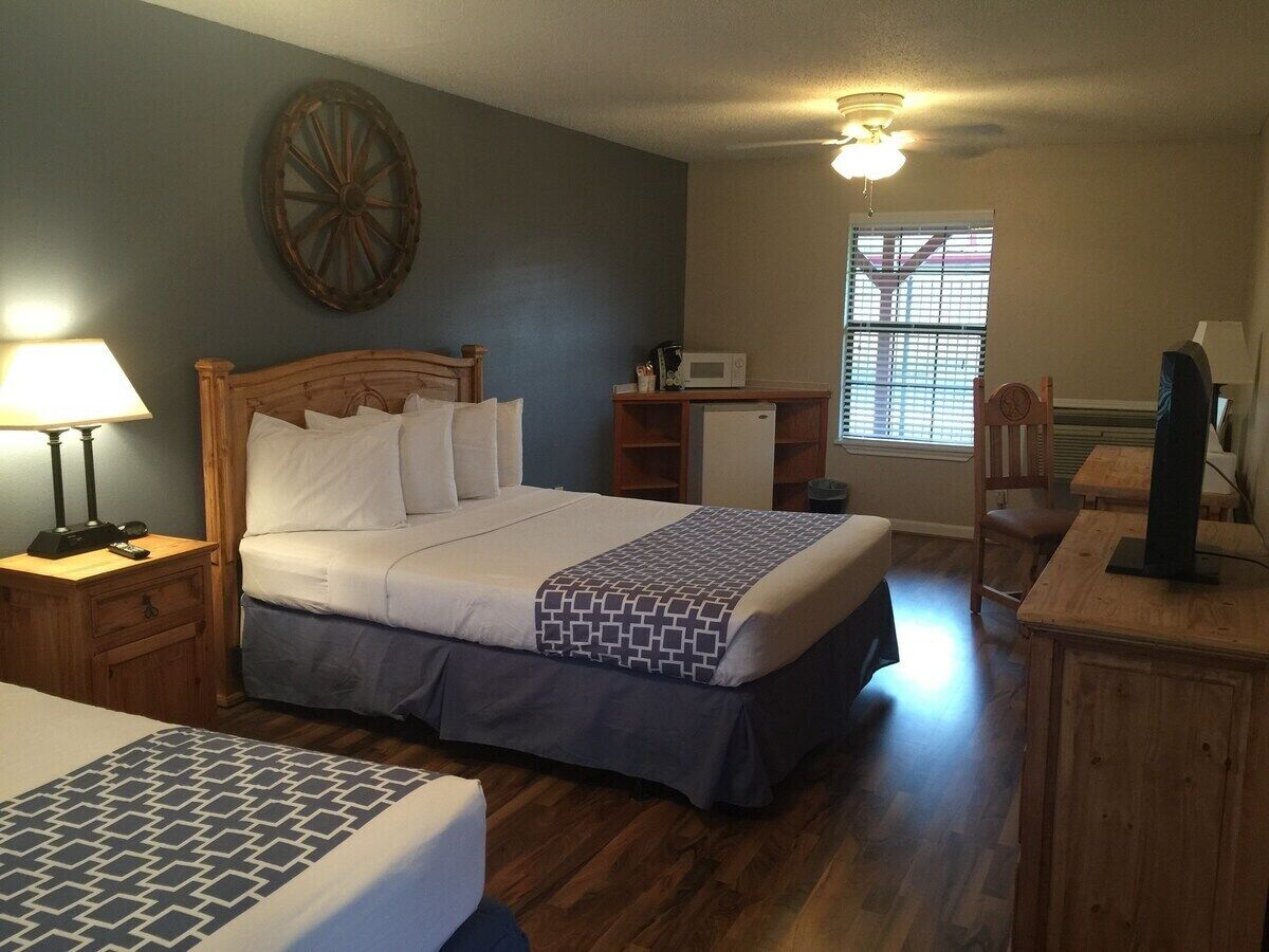 Four Horsemen Hotel in Pilot Point