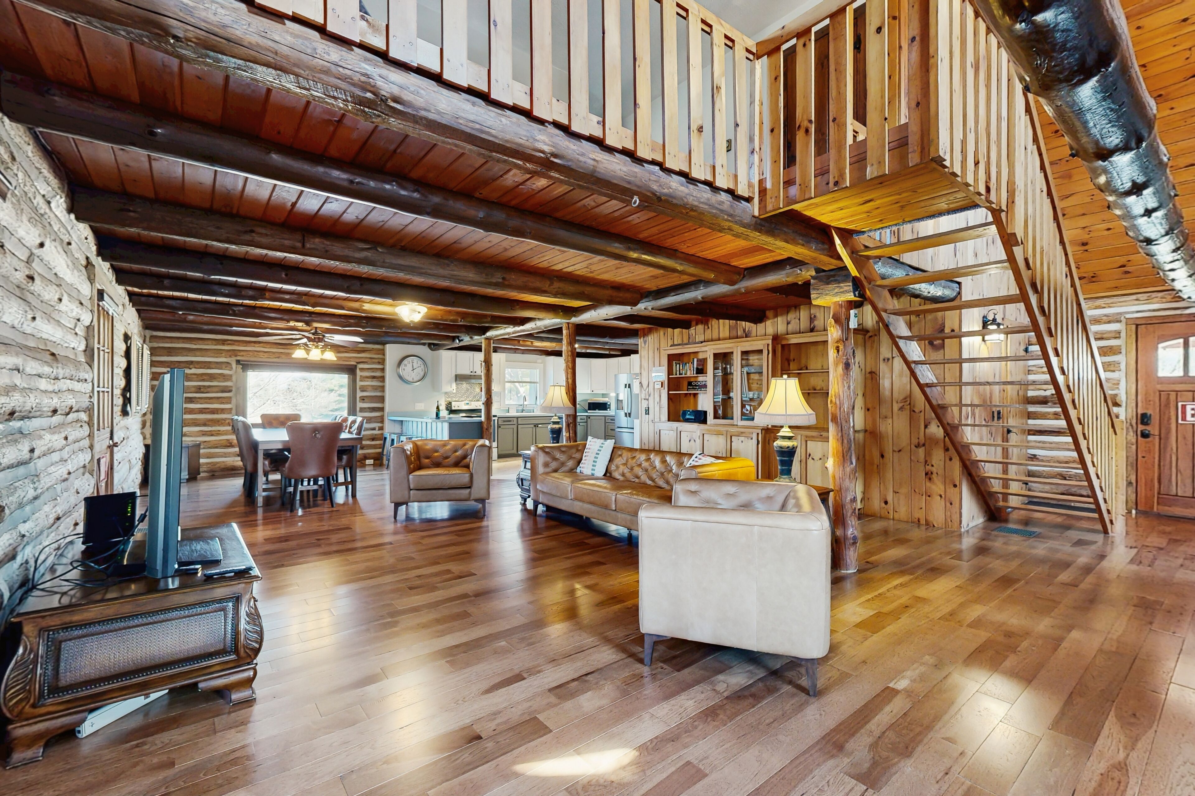 Fernseher, DVD-Player, Bücher, Stereoanlage