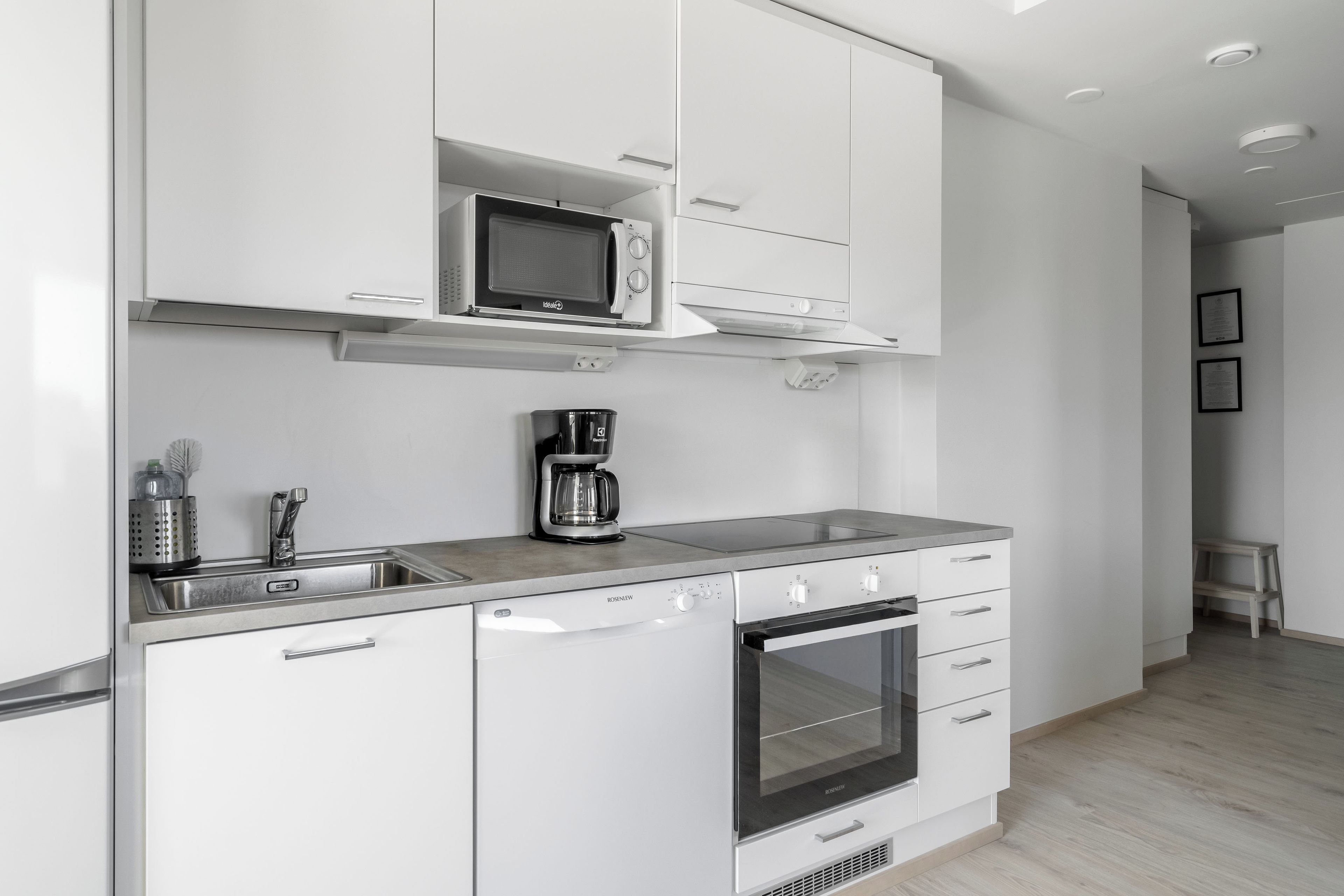 Cafetera/tetera, refrigerador con freezer, microondas, horno