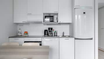Refrigerador con freezer, microondas, horno, placa de cocina