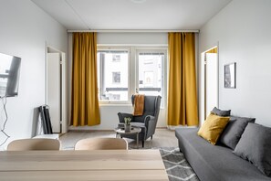 Lägenhet Standard - 3 sovrum - balkong | Vardagsrum | 40-tums platt-tv med kabelkanaler och tv