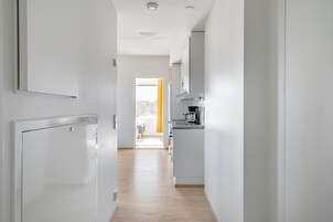 Escritorio, cortinas blackout y sistema de insonorización 