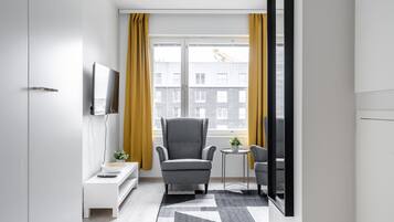 Căn hộ Tiêu chuẩn, 2 phòng ngủ, ban công | Khu phòng khách | TV màn hình phẳng 40-inch có truyền hình cáp, TV