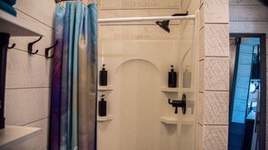 Dusch, hårtork, handdukar och tvål