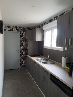 Een koelkast, een oven, een kookplaat, een vaatwasser