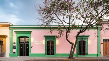 Vista frontal de la propiedad
