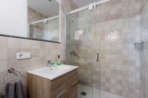 Regadera, secadora de cabello, toallas 