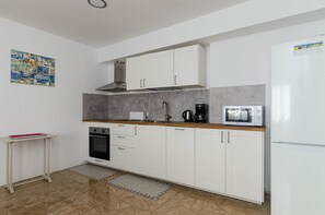 Kühlschrank, Mikrowelle, Ofen, Geschirrspüler