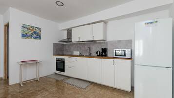 Réfrigérateur, micro-ondes, four, lave-vaisselle