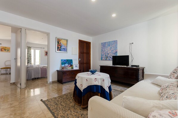 1 habitación, tabla de planchar con plancha y cuna de viaje 