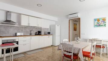 Frigorífico, microondas, horno y lavavajillas