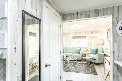 Adorable cottage with king Size bed and a short distance to WW University