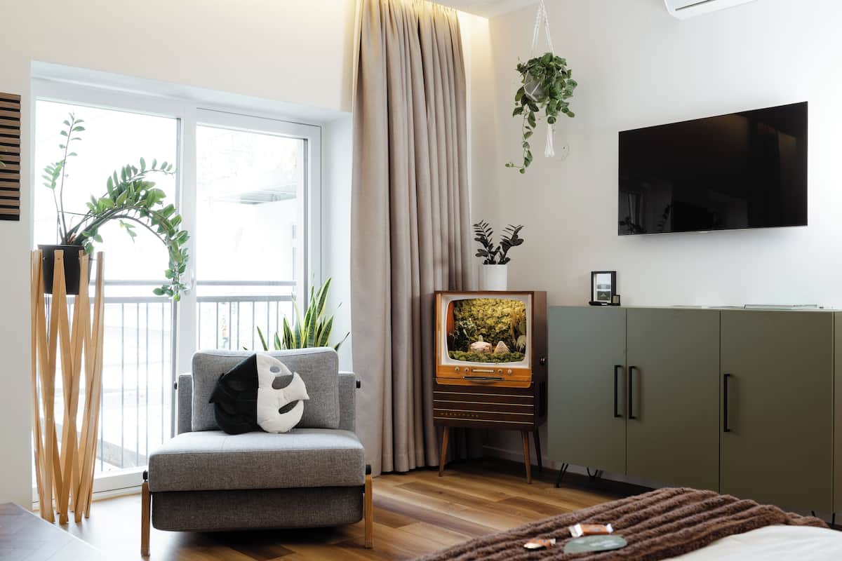 Apartament familiar, 2 dormitoris | Sala d'estar | Televisor de pantalla plana, terres tèrmics i oficines 