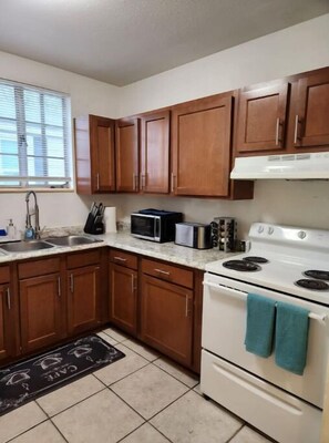 Private kitchen - Charming Murry Hill Apartment (Jacksonville)