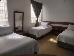 Kolmen hengen huone | Tallelokero huoneessa, pimennysverhot, ilmainen Wi-Fi, vuodevaatteet