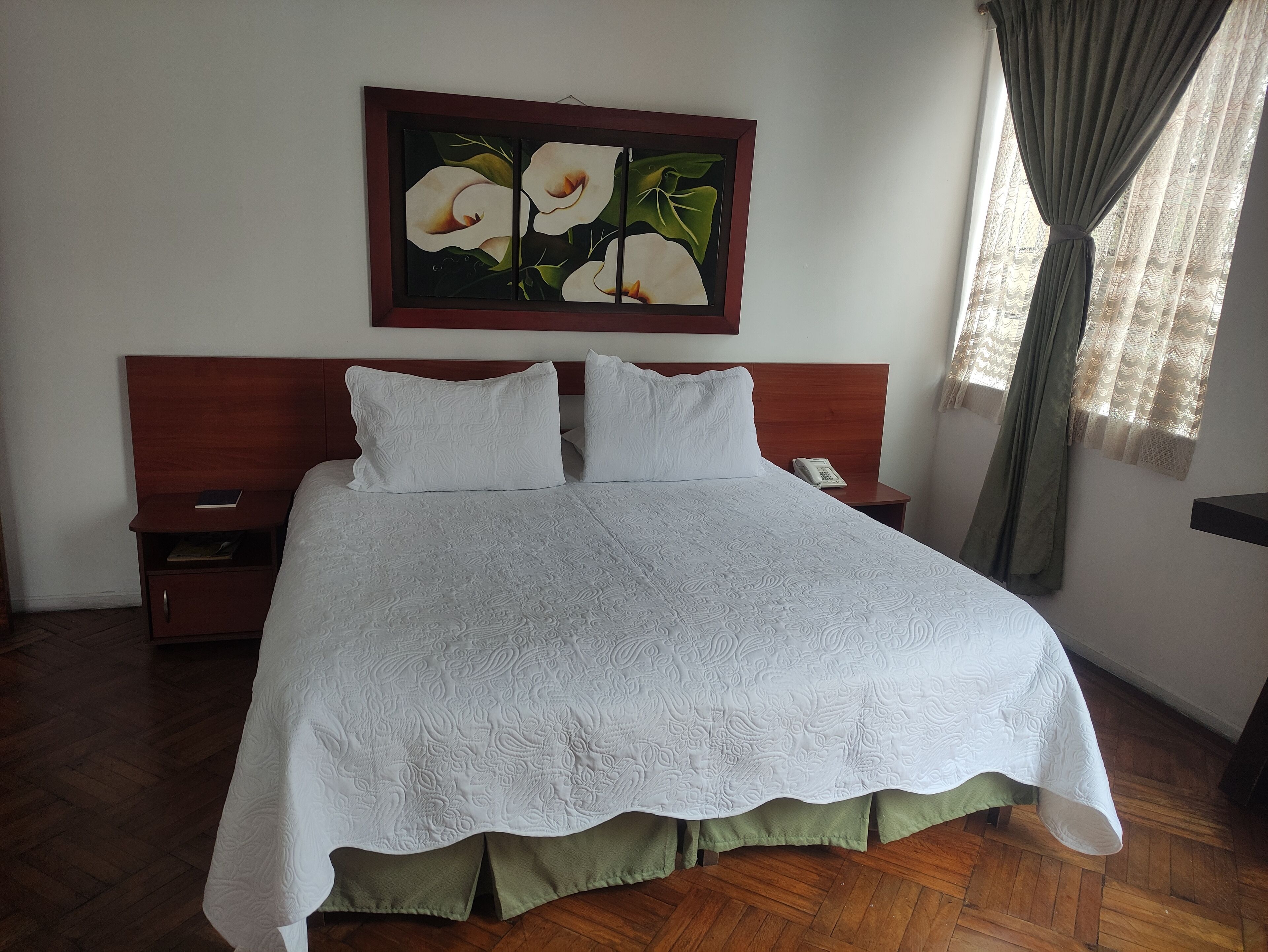 خزنة داخل الغرفة وستائر تعتيم وواي فاي مجانًا وملاءات أسرّة