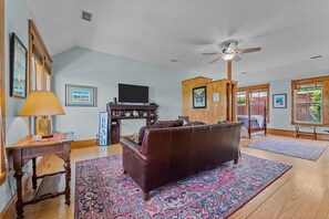 Smart TV, books - Downtown Manteo Studio - 12 minutes to OBX beaches! (Manteo)