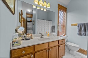 Hair dryer, towels, soap, shampoo - Downtown Manteo Studio - 12 minutes to OBX beaches! (Manteo)