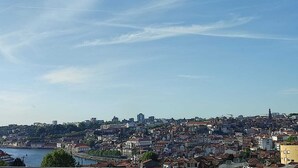 Une vue urbaine avec une rivière, des bâtiments et un ciel dégagé.