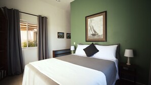 2 bedrooms, desk, blackout drapes, free WiFi