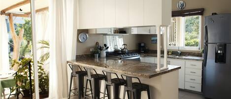 Kjøleskap, mikrobølgeovn, ovn og kokeplater