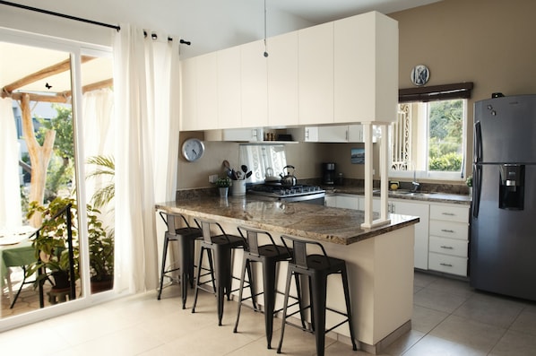 Refrigerador, microondas, horno y parrilla de estufa