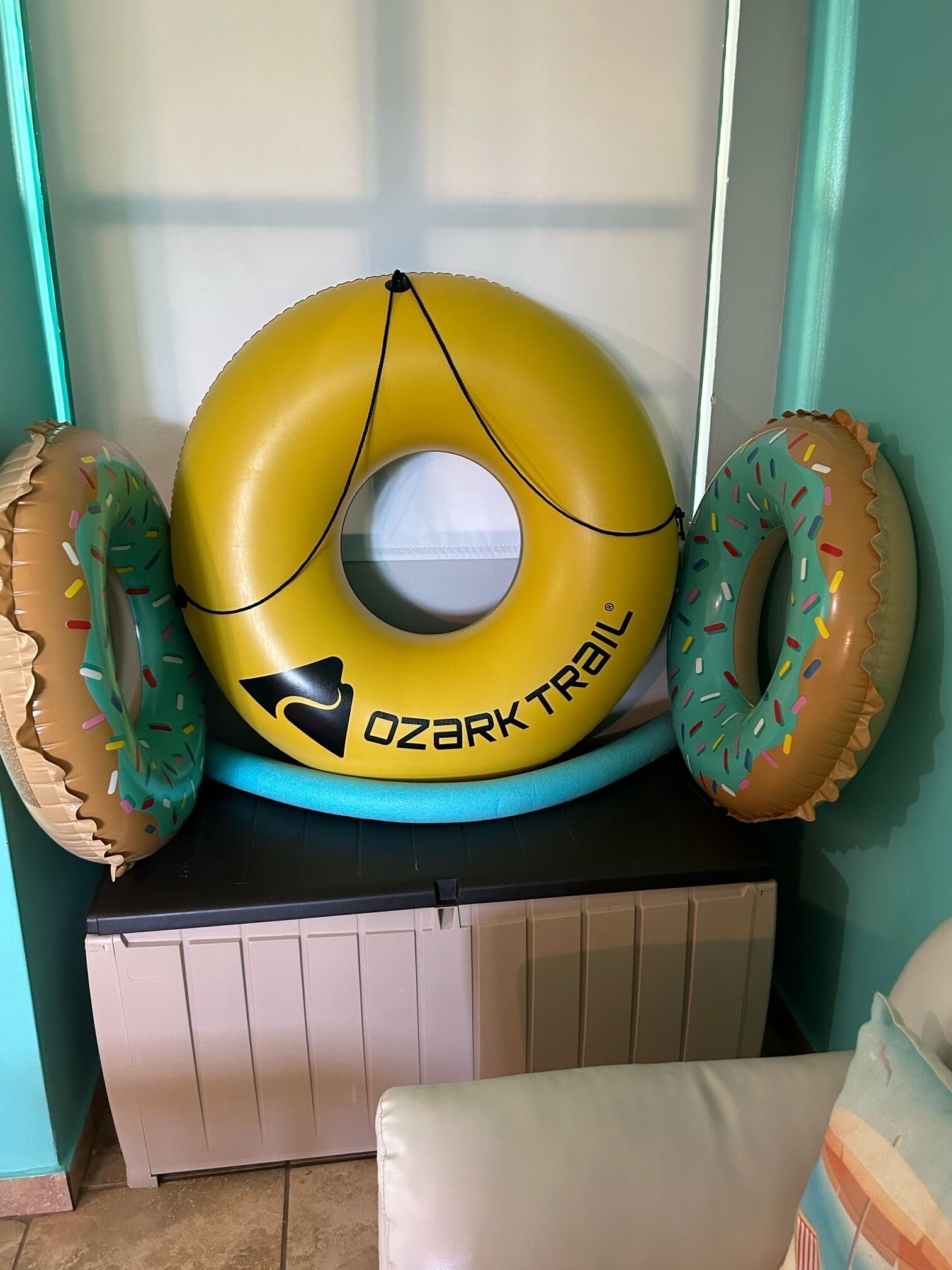 Un cerchio gonfiabile giallo con la scritta "Ozark Trail" su una superficie nera.