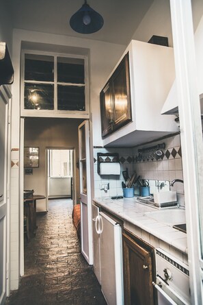 Kylskåp, ugn, spishäll och kaffe- och tebryggare