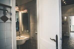 Dusch, hårtork, handdukar och tvål