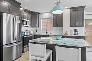 冷蔵庫、電子レンジ、オーブン、コンロ