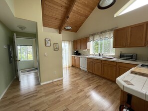 Deluxe Apartment, 2 Bedrooms, Sea View | Cuisine privée