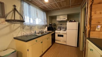 Deluxe Studio Suite, Garden View | Cuisine privée | Plaque de cuisson, lave-vaisselle, cafetiÚre/bouilloire