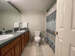 Bathroom - Bayshore RV Park & Guest Suites (Tokeland)