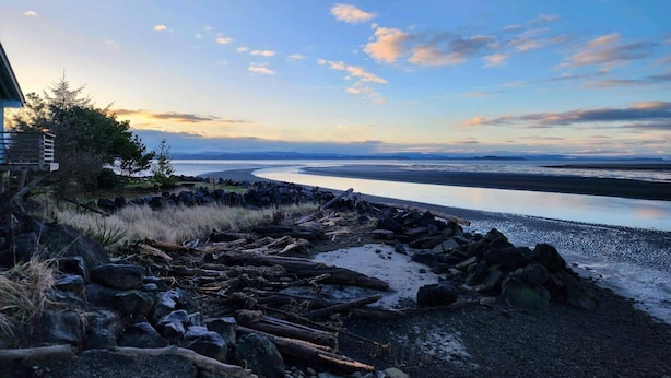 A coastal landscape with a view of the water and distant mountains. - Bayshore RV Park & Guest Suites (Tokeland)