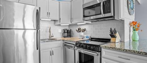 Refrigerador, microondas, horno y parrilla de estufa