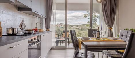 Frigorifero, microonde, forno, piano cottura