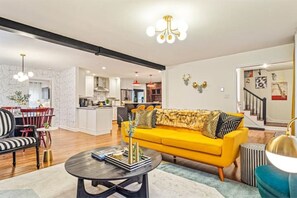 Smart TV, fireplace, video games, foosball - Pet-Friendly, Sauna, Hot Tub, Game Room, Two Firepits, Sleeps 12 (Asheville)