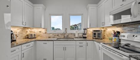 冷蔵庫、電子レンジ、オーブン、食器洗い機