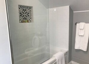Secador de cabelo, toalhas de banho, sabonete, shampoo