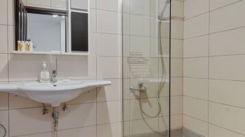 Apartamento família | Banheiro | Chuveiro, produtos de toalete grátis, secador de cabelo