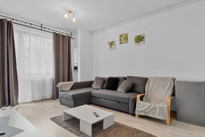 Family Apartment | Living area | 60-cm LCD TV with digital channels, TV - Cri Colina Marei (Sinaia)